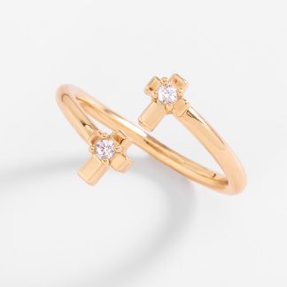 Anillo en baño de oro con cruces y piedras en tono cristal
