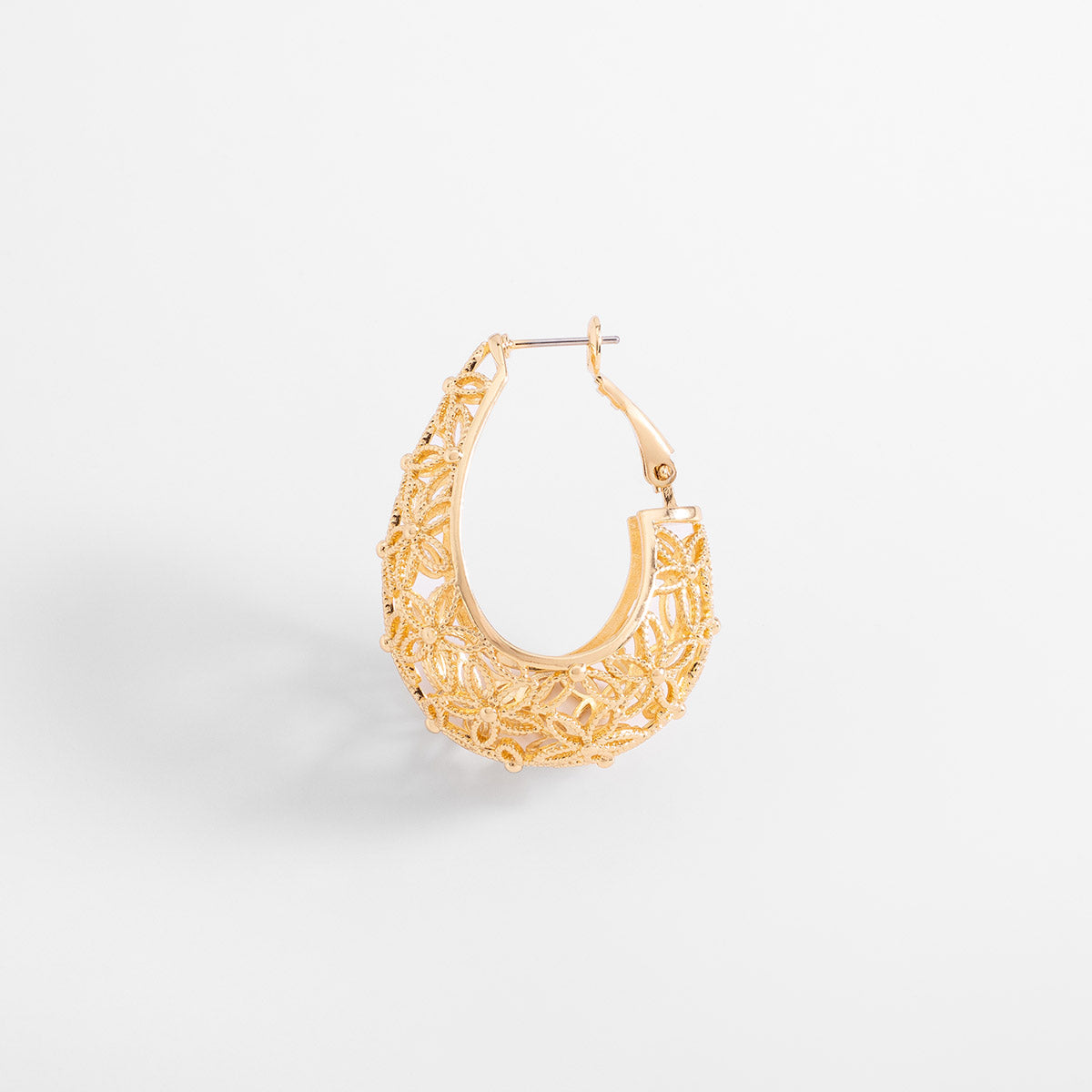 Aretes en baño de oro tipo argolla calada diseño floral 4 cm